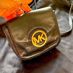 Michael KORS- MK classic crossbody black tan MINT CONDITION AND READY TO ROCK!!!